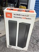 Front of box showing JBL900 model and floorstanding loudspeakers