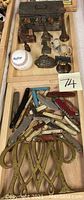 Photo showing the lot displayed on wooden trays, including collectible miniatures and pocket knives.