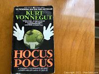 Front cover of Hocus Pocus by Kurt Vonnegut paperback showing title, author and design