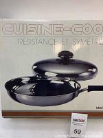 Box showing Cuisine-Cook skillet and lid front with brand and slogan in French