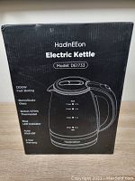 Box of HadinEEon Electric Kettle model DE1733 with product details and specifications