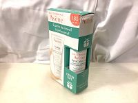 Front and side views of the Avène Cicaflate hand eczema gift pack with hand cream and cleansing cream in original packaging.