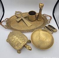 Photo showing entire lot arranged with items on and around the tray