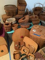 Overview of multiple woven baskets, wooden lids and liners arranged together