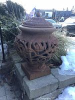 Front view of entire urn with lid in place