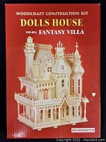 Front of box showing assembled dolls house model and title Woodcraft Construction Kit Dolls House Fantasy Villa DH-004 with dimensions 51x38x27 cm.