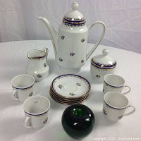 Full set displayed frontally on white tablecloth with all pieces visible