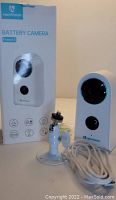 Heimvision Freed 3 battery camera shown next to its box, mounting bracket, and USB cable on a flat surface.