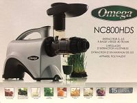 Side view of Omega NC800HDS juicer and original box with branding and product features text in French