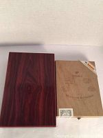 Closed wooden humidor box next to the 'Cohiba Selección Pirámides' cardboard box