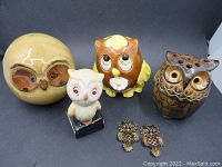 Overall lot with 5 owl figurines: 3 ceramic, 1 ceramic shaker, 1 metal pair