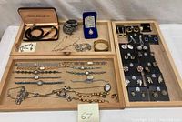 Overview of lot contents on wooden tray