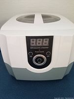 Front control panel of the ultrasonic jewellery cleaner with digital display and buttons including ON, OFF, and SET dial for selecting time settings.