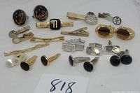 Full overview of men's jewelry lot including cufflinks, tie clips, collar studs, and accessories