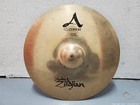 Front view showing A Custom logo, model size and Zildjian script