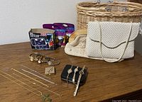 Overview of lot including jewelry chains, pendants, handbags, packaged items and more