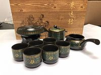 Full set displayed outside the box showing all components and wooden box background.