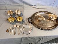 Overview of all lot items: tray, bowls, spoons, medallion