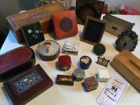 Overview of all decorative boxes and picture frames arranged on table