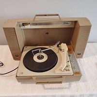 Full view of the vintage GE Wildcat record player showing front, speakers, and turntable