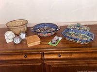 Overview of all items included in the lot laid out on wooden surface.