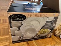 Box showing the Gibson Splendor 38-piece dinnerware set with images of different pieces and packaging details.