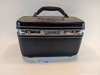 Front view of vintage Samsonite makeup case showing locks and Samsonite branding