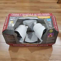 Front view of boxed Thermal True-Range Electro-Optical Motion Sensor Light showing product in packaging with French and English text.