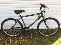 Full side view of the Horizon Arashi men's bike showing frame, tires, wheels, saddle, kickstand, and lock.