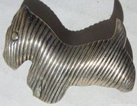 Front view showing the stylized Scottie dog with ridged texture and eye detail