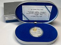 Closed case with the aviation coin inside and a display card visible, showing the presentation and packaging of the coin.