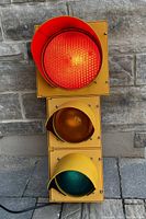 Front view showing red, amber and green lenses