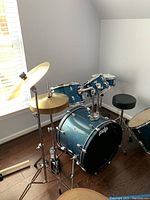 Front view of full kit showing bass drum, two rack toms and one cymbal on stand