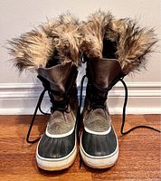 Front view of pair of Sorel ladies winter boots with faux fur collar and black laces.