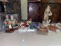 Overview of lot items including statues, baskets and bowls