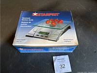Photo of Starfrit electronic kitchen scale box showing the product image and specifications including capacity and accuracy.