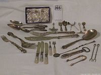 Overview of 25-piece silver flatware and accessories laid out