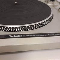 Close-up of the platter and the model name 'Technics SL-D20 Direct Drive Automatic Turntable System' printed on the unit.