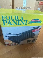 Box for Aurora Four à Panini grill showing product picture and branding.