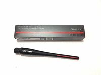 SHISEIDO Tsutsu Fude Concealer Brush in black handle with red line, brush head visible, placed next to its original branded box with product name and brand visible