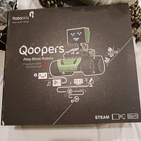 Front box of Qoopers alloy block robot kit showing product name, image of the robot and branding.