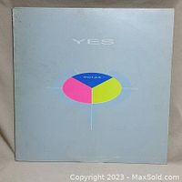 Front cover of '90125' vinyl album by Yes, showing geometric circular design and title.