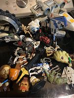 Overview of Star Wars action figures and model vehicles including Luke Skywalker, Jabba the Hutt, Darth Maul, stormtroopers, and ships like Millennium Falcon.