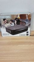 Image of the ZOETIME queen size air mattress box with family on mattress graphic, indicating size and features.