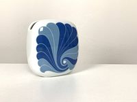 Oblique front view showing the design and shape of the Rosenthal porcelain vase