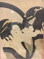 Close-up image of the serigraph showing the traditional style of two Japanese geishas with detailed hair accessories and kimono patterns.