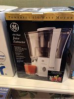 Original box showing image of GE electric juice extractor, model 106816, with 450-watt motor.