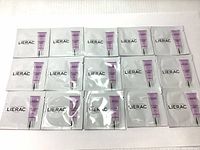 Fifteen individual sample sachets of Lierac Lift Integral cream-gel laid out flat, showing front side design with the brand and product image.