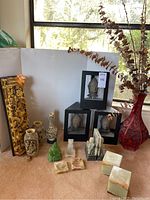 Overview of all items on display: wood carving, ceramic vases, marble accessories, figurines and framed heads