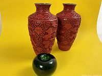 Front view of both vases with green apple for scale